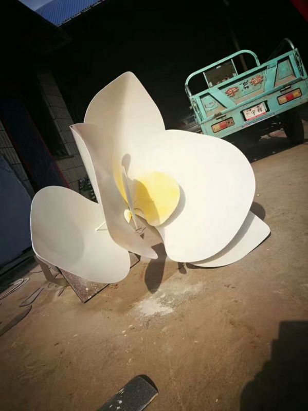仿真蘭花雕塑 電鍍現(xiàn)代玉蘭花雕塑 部隊(duì)雕塑