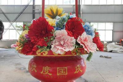 廣場(chǎng)花籃雕塑作品中占了大多數(shù)的是裝飾性的作品。